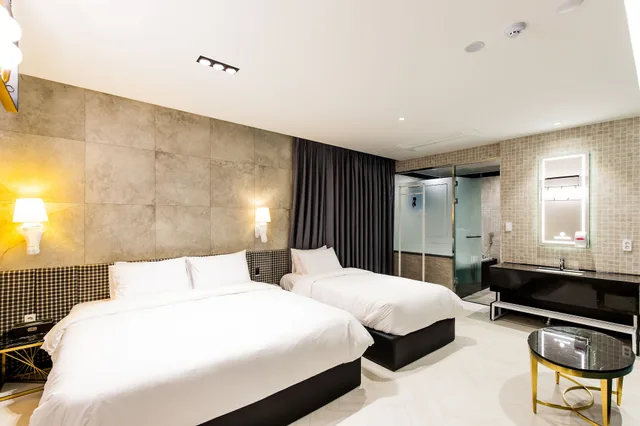 غرفة بزنس بسرير مزدوج وسرير فردي، Air Sky Hotel Busan 3/7