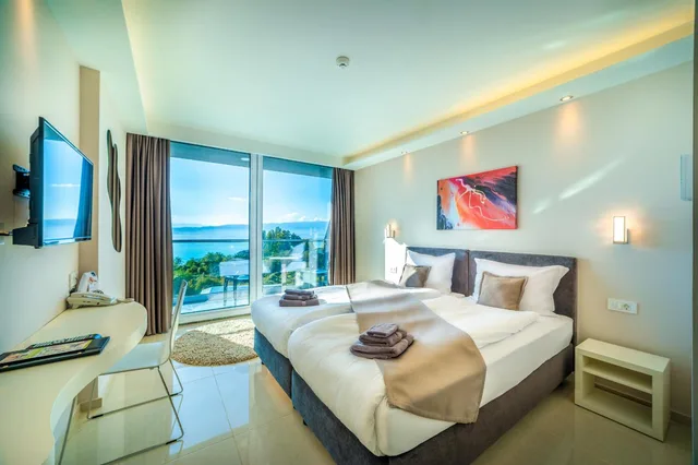 غرفة سوبيريور بسريرين منفصلين بإطلالة على البحيرة بشرفة، Laki Hotel & Spa 1/5