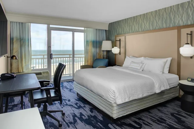 Room, King Bed, Ocean Front, Sofa, Balcony، Fairfield Inn Suites By Marriott Virginia Beach Oceanfront 1/5