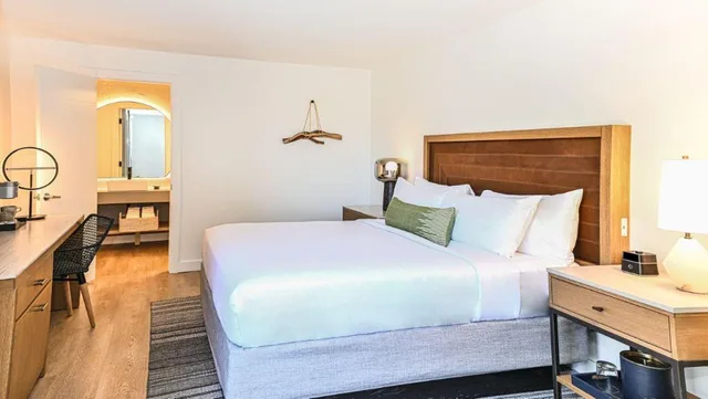 Red Rocks, Guest Room, King Bed, Partial View, Red Rock View, Top Floor، Sky Rock Sedona, a Tribute Portfolio Hotel 4/8