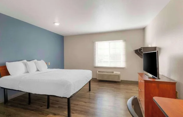 جناح بسرير كينج مع أريكة بمطبخ، Studio 6 Extended Stay Fishkill Westage Center NY 5/10