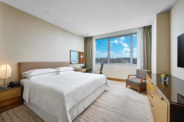 Comfortable Room King Bed, Four Points By Sheraton Shanghai Daning 1/8