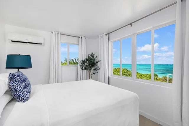 غرفة بسرير كوين، Pelican Beach Hotel 2/6
