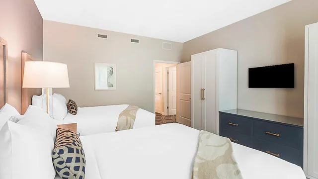 جناح بسرير كينج وسريرين كوين بغرفتي نوم مع أريكة، Hilton Vacation Club King 583 Charleston 6/10
