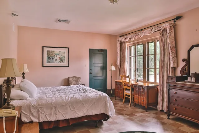 غرفة بريميوم بسرير كينج مع أريكة، The Lodge At Wakulla Springs 1/1