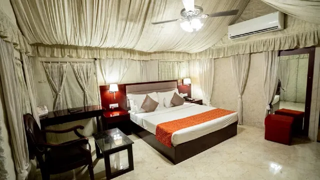 كوخ مفرد، Pride Hotel And Convention Centre 1/2