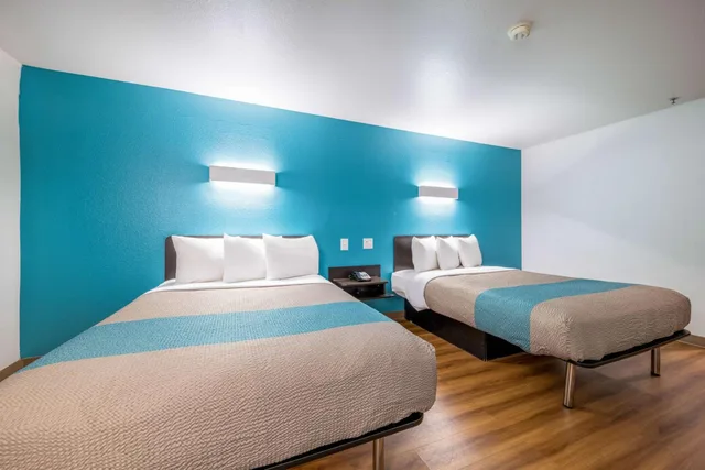 غرفة بسريرين كينج لغير المدخنين بمطبخ، Motel6 Decatur, TX 5/10