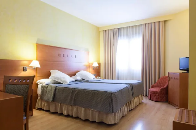 غرفة بسرير مزدوج أو سريرين منفصلين، Hotel Cervantes 1/8