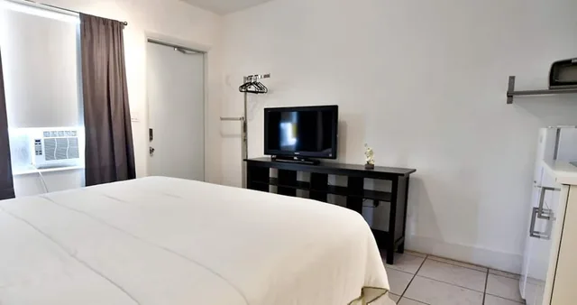 Artsy, Chic, Studio, Queen Bed، Krymwood Flats 1/2