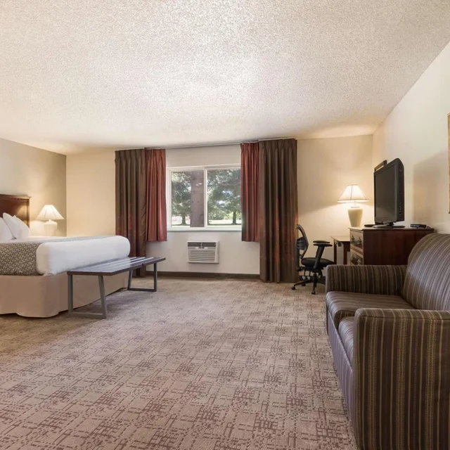غرفة بسرير كينج مع أريكة، Surestay Hotel By Best Western Thomson 4/6