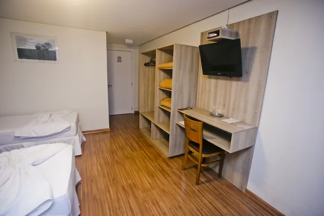 غرفة فاخرة رباعية بسرير مزدوج وسريرين منفصلين، Dalle Hotel 2/3