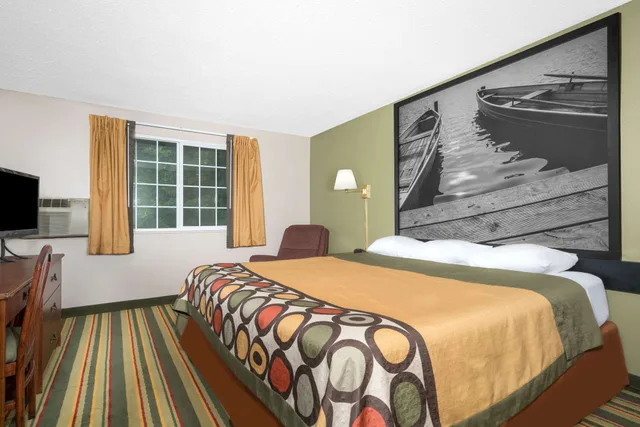 غرفة قياسية بسرير كينج، Super 8 by Wyndham Winona MN 4/10