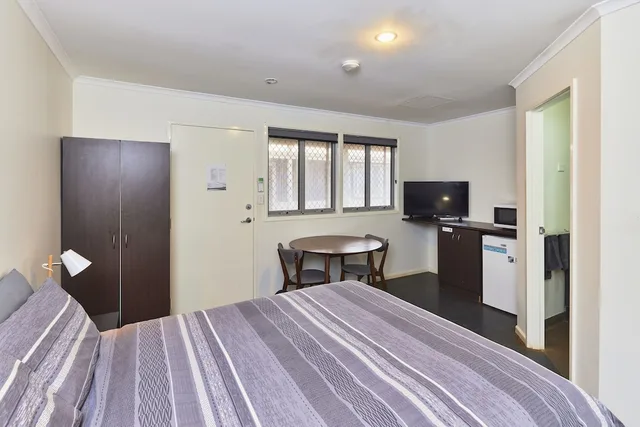 غرفة أساسية بسرير كوين، Exmouth Cape Holiday Park 2/10