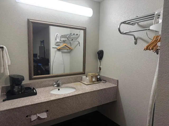 جناح بسرير كينج بجاكوزي، The Magnolia Hotel Searcy 4/4