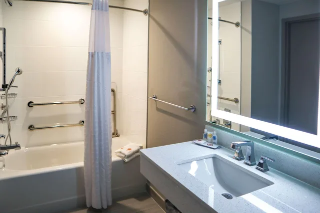 جناح بسرير كينج لذوي الإعاقة، Comfort Suites Gainesville Near University 3/3
