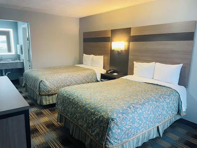 جناح بسريرين مزدوجين بمطبخ صغير للمدخنين، Travelodge by Wyndham Sellersburg / Louisville North 2/10