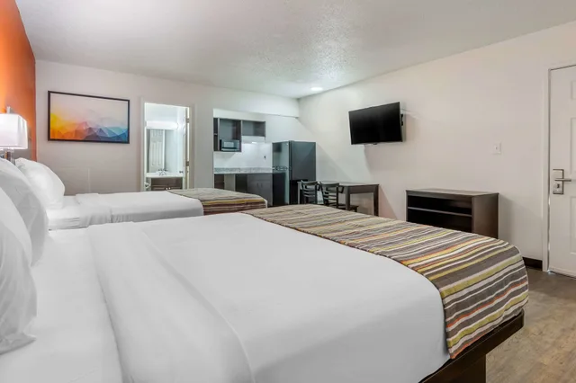 غرفة ديلوكس بسريرين كوين بمطبخ صغير، Suburban Studios Spartanburg - I-26 2/10