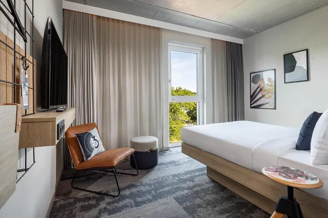 Moxy, Queen Bed, City View، Moxy Simmern 3/7