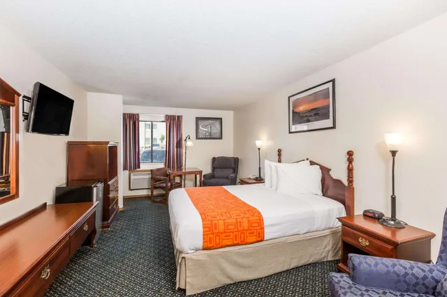 غرفة ديلوكس بسرير كوين، Howard Johnson by Wyndham Wichita Airport 1/3