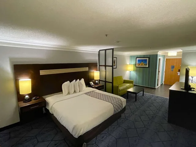 غرفة قياسية بسرير كينج وسرير كوين، Best Western Slidell Hotel 2/9