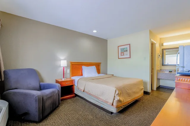 غرفة بسرير كوين، Budget Inn By OYO Natural Bridge I-81 3/7