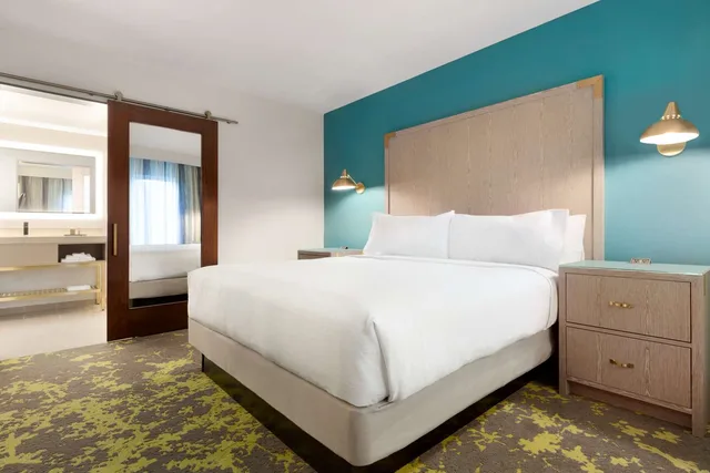 جناح بسرير كينج بإطلالة على الجبل بشرفة، Embassy Suites By Hilton Boulder 1/2