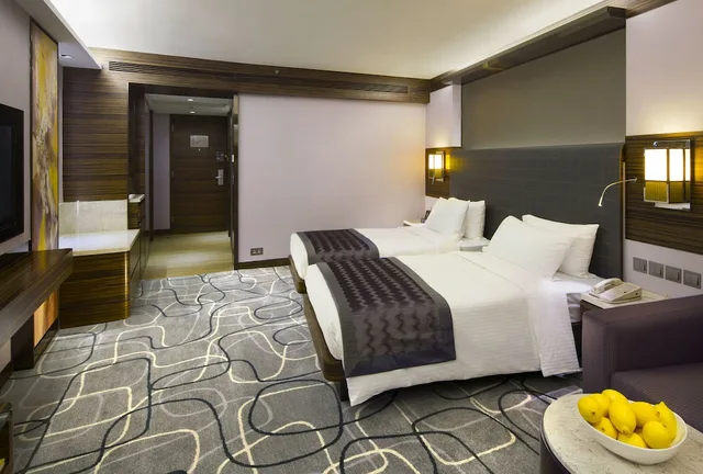 Club, Residence, Twin Beds, City View, Club Lounge Access, New World Millennium Hong Kong 5/9
