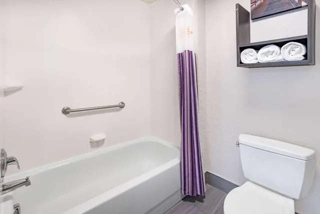 غرفة بسريرين مزدوجين، La Quinta Inn & Suites by Wyndham Norfolk 3/4
