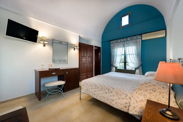 غرفة قياسية بسرير مزدوج، Zephyros Hotel Santorini 2/8