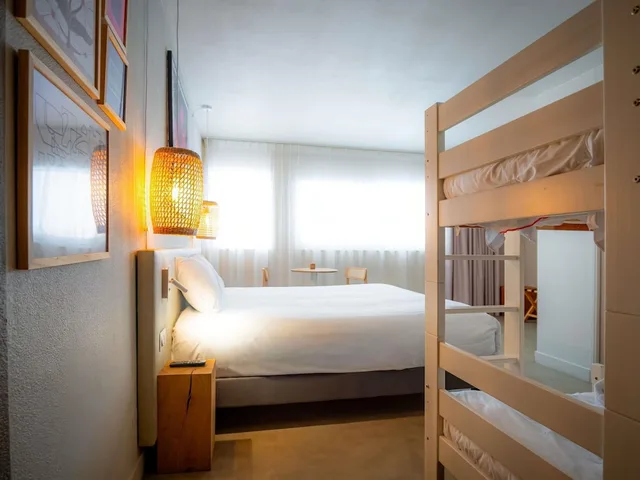 غرفة عائلية بسرير مزدوج وسريرين منفصلين بإطلالة على المدينة، Mercure St Raphael Centre Plage 7/10