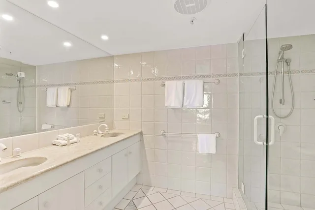 2 Bedrooms, Apartment, Queen and Twin Beds, Ocean View, De Ville Apartments 3/4