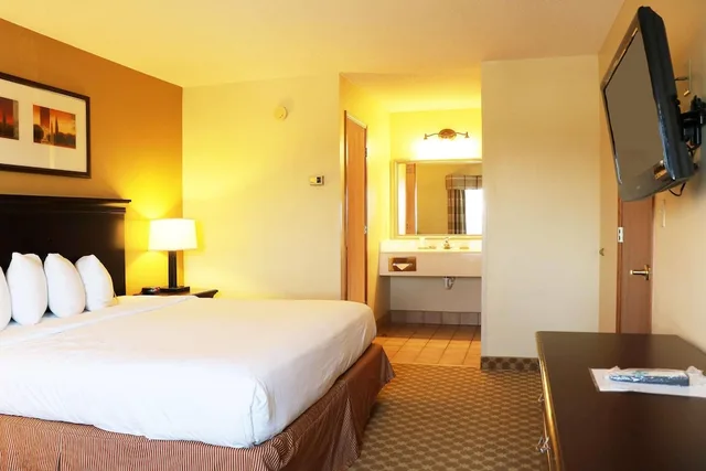 Studio, Suite, King Bed, Sofa, Country Inn & Suites by Radisson Lincoln North Hotel and Conference Center NE 2/4