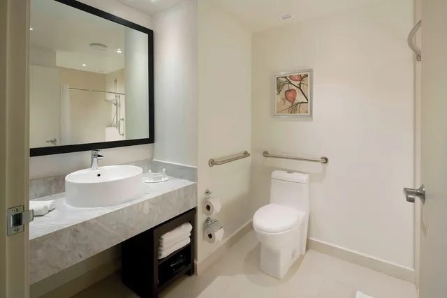 Room, King Bed, City View, Fairfield Inn Suites By Marriott Villahermosa Tabasco 8/10