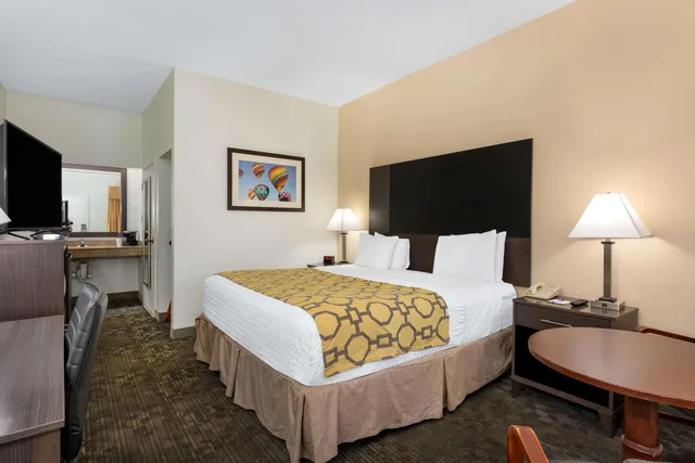 غرفة بسرير كينج لذوي الإعاقة، Baymont by Wyndham Tallahassee 3/4