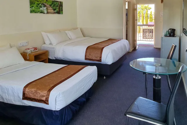 غرفة بسرير كوين وسرير فردي، Econo Lodge Rivervale 2/3