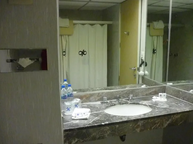 جناح جونيور، Bristol Hotel 8/10