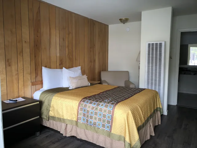 غرفة ديلوكس بسرير كينج، Cedar Inn & Suites 2/5
