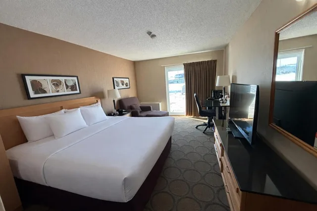 غرفة ديلوكس بسرير كينج في الطابق الأرضي، Comfort Inn Baie-Comeau 2/9