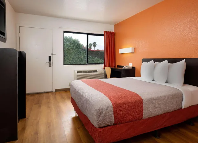 غرفة بسرير مزدوج لذوي الإعاقة، Motel6 Camarillo, CA 2/10