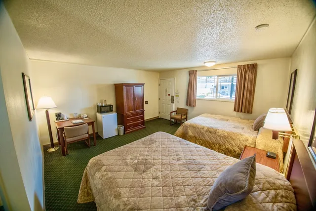 غرفة بسريرين كوين، Gateway Inn 4/10