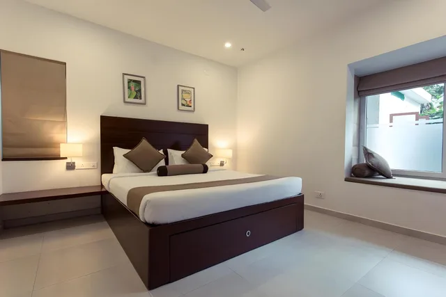 Deluxe, King Bed, Crayons Guest House 2/3