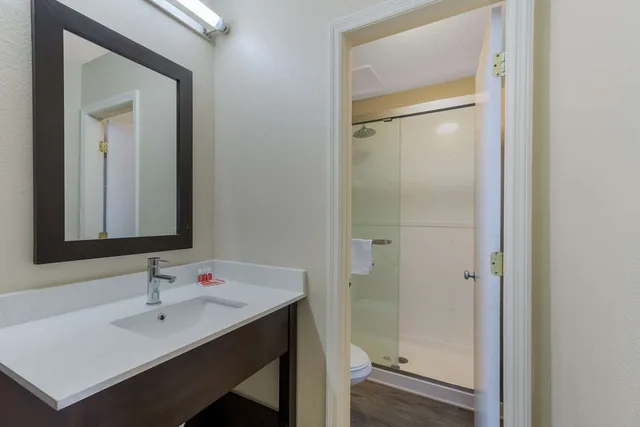 غرفة بسرير كينج، Econo Lodge Cherry Point 4/5