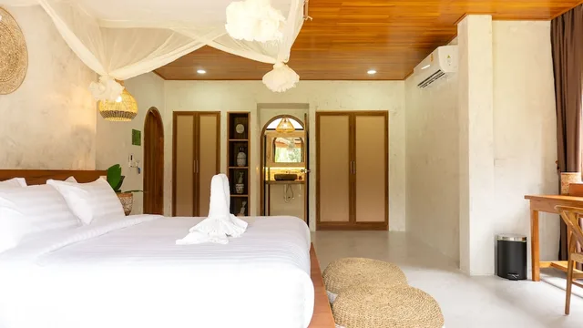 Lagoon, Pavilion, Hot Tub، Long Beach Chalet 2/5