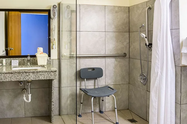 غرفة بسرير كوين لذوي الإعاقة، Quality Inn & Suites Clackamas - Portland 2/2