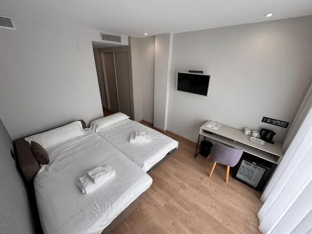غرفة عائلية رباعية بسريرين منفصلين مع أريكة، Oca Playa de Foz Hotel Spa 1/5