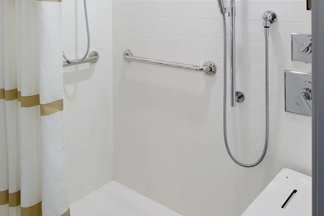 Room, King Bed, Accessible, Columbus Marriott Northwest 6/7