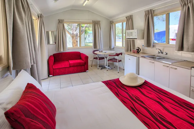 Cabin, 1 Double and 1 Single Bed, Glen Villa Resort 2/3