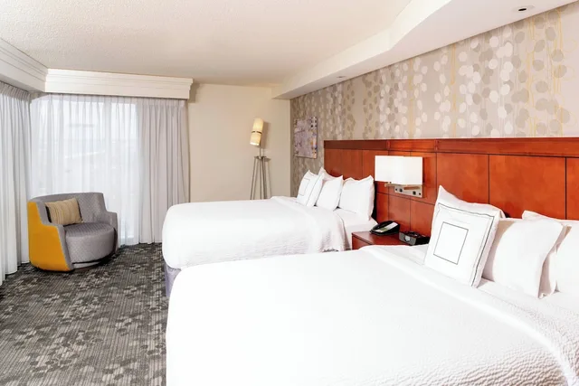 جناح بسرير كينج مع أريكة، COURTYARD MILWAUKEE AIRPORT 1/1