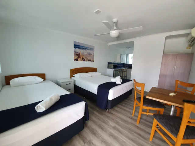 غرفة تقليدية بسرير كوين وسرير فردي بمطبخ صغير، Montego Mermaid Beach Motel 2/8