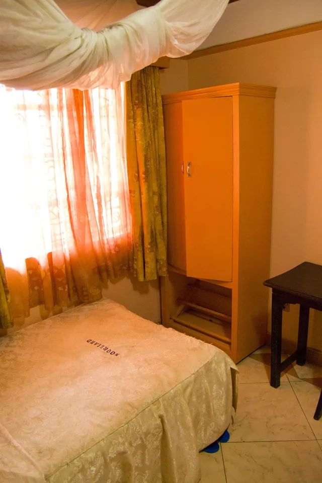 غرفة قياسية بسرير كوين، Mooreland Hotel Nairobi 1/2